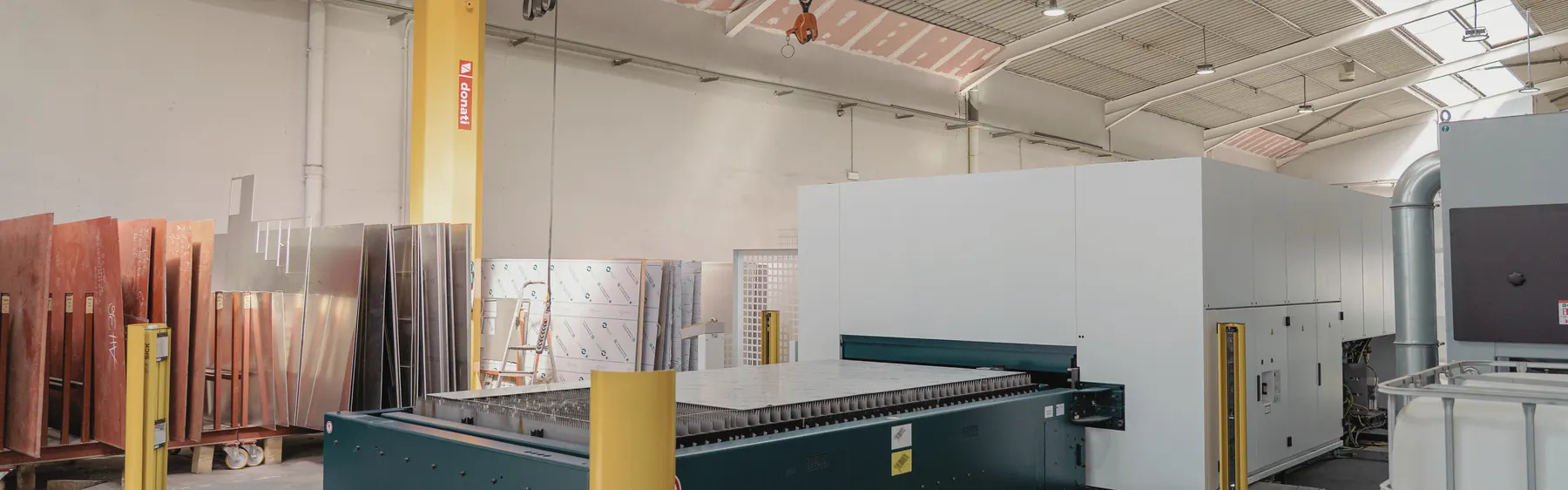 La TRUMPF TruLaser 1030 Fiber en el taller de Palma, junto a las chapas en stock
