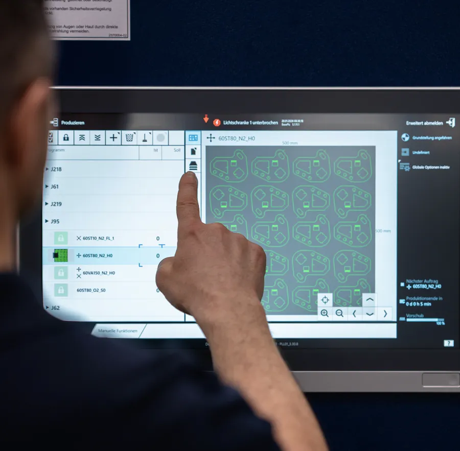 Pantalla táctil de control mostrando el anidado de piezas sobre la chapa