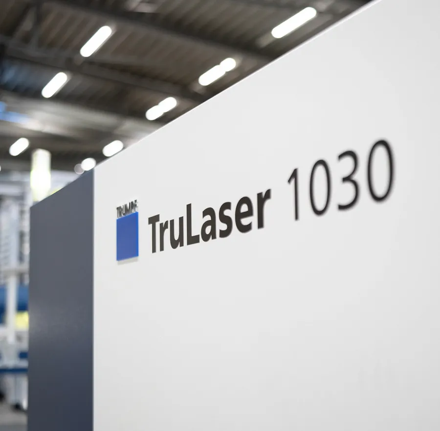 Panel de la máquina con la marca TRUMPF TruLaser 1030