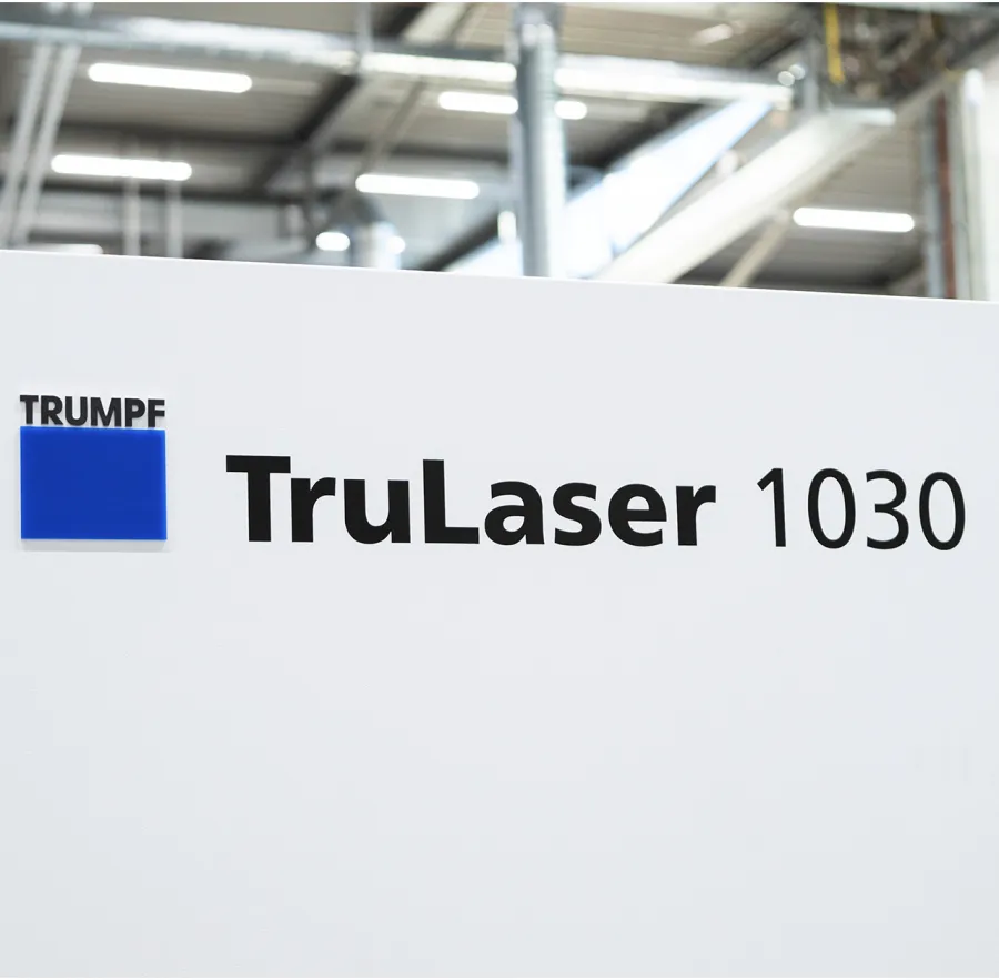 Detalle del logotipo TRUMPF en el lateral de la TruLaser 1030