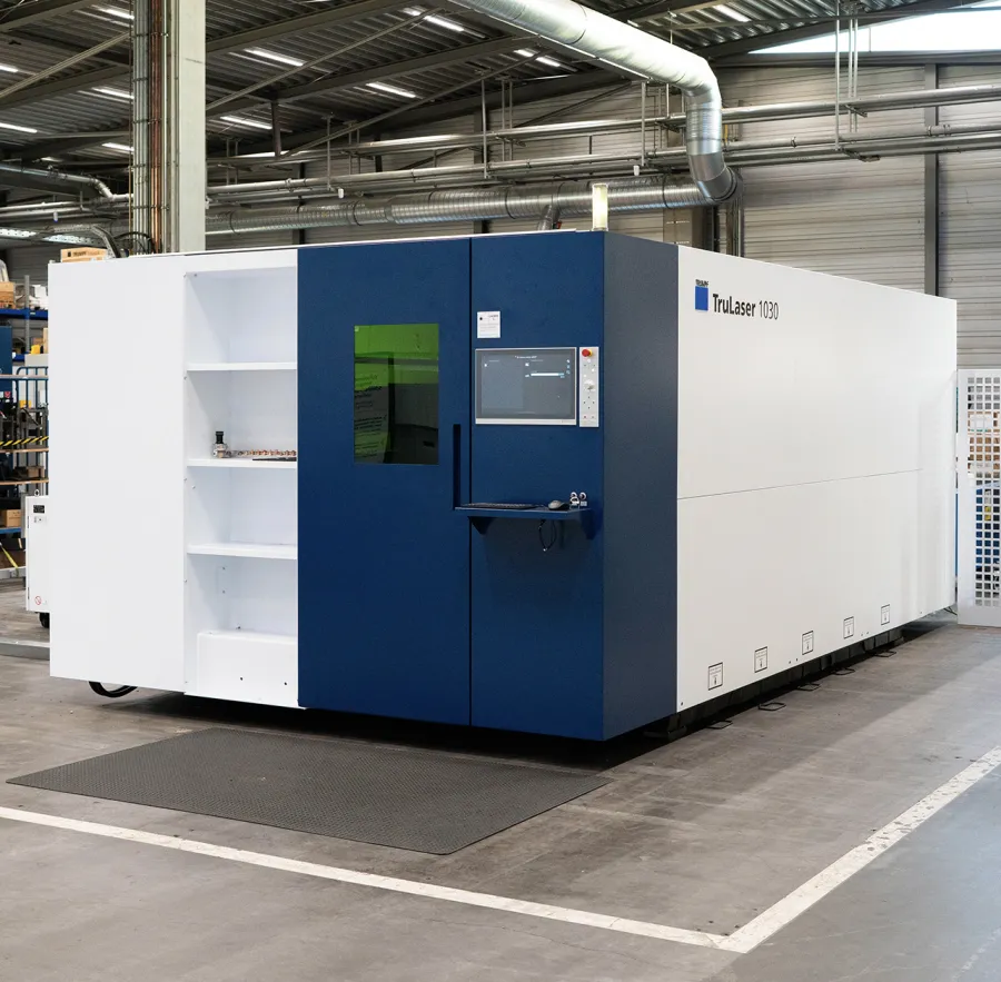 La TRUMPF TruLaser 1030 completa, instalada en nave industrial