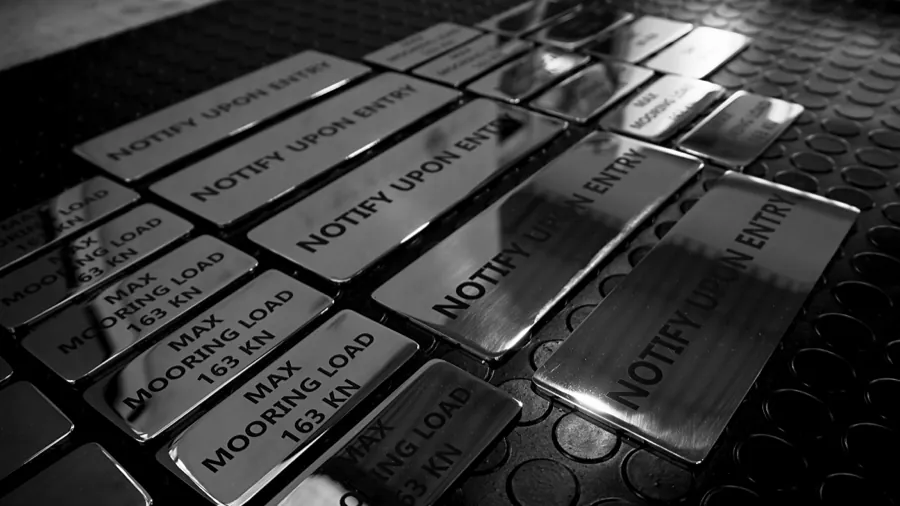 Placas identificativas de acero grabadas y cortadas por láser