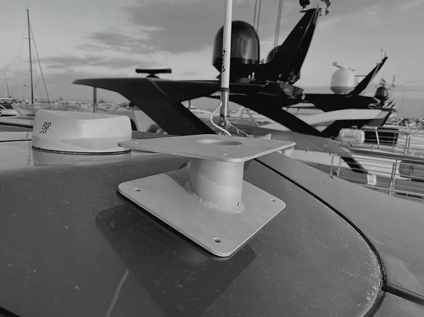 Soporte de acero cortado por láser con la antena Starlink montada en la cubierta de un yate